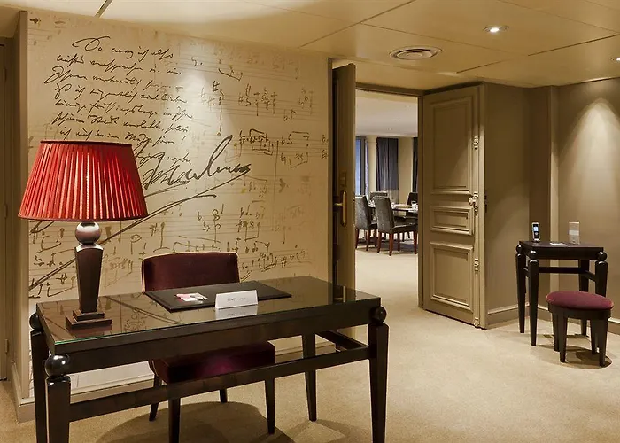 Hilton Opera מלון 4*