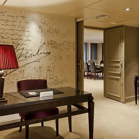 Hilton Opera מלון 4*