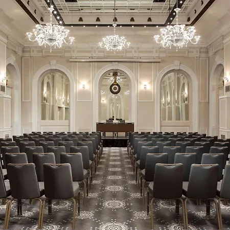 Hilton Opera מלון 4*